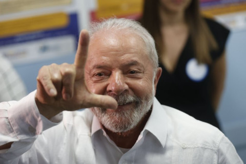 Lula recebe liberação médica para viajar de avião