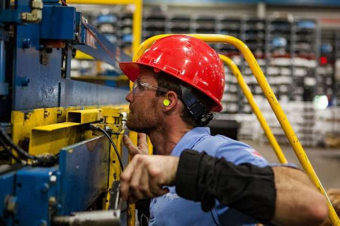 Serviços e indústria puxam maior alta da economia desde 2021 O crescimento alcançou 3,4%