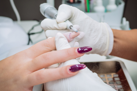 Anvisa proíbe uso de substâncias presentes em unhas e esmaltes em gel