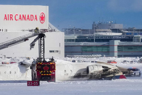 Avião da Delta capota ao aterrissar no aeroporto de Toronto e 8 pessoas ficam feridas