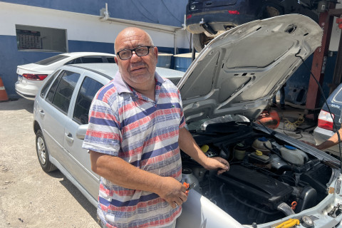 Eletricista mecânico com 40 anos de profissão recebe grande movimento em Jaboatão Centro, na Vila Rica