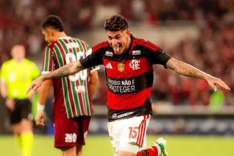 Com vitória em clássico, Flamengo segue na liderança do Brasileirão Palmeiras também vence, mas continua atrás do líder por um ponto