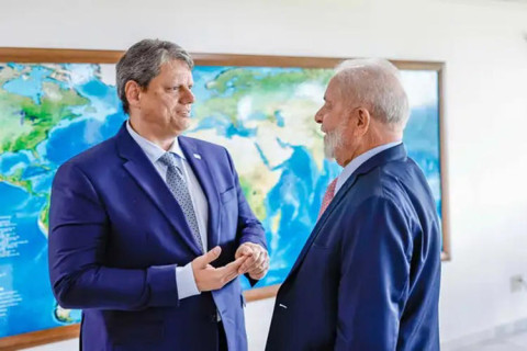 Com dívida de R$ 300 bilhões, Tarcísio recua e se une a Lula