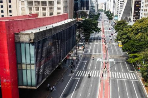 Na capital Paulista dia prossegue com sol entre nuvens e tempo abafado