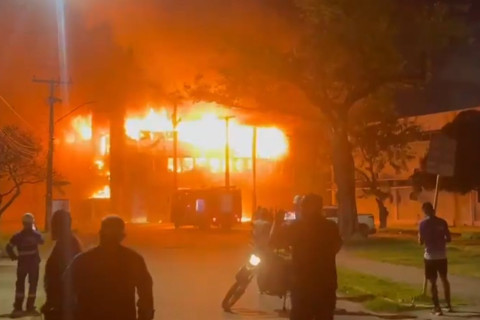 Incêndio destrói laboratórios de pesquisa da UFPE; não houve vítimas Pesquisas, computadores e equipamentos foram consumidos pelas chamas