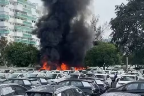 Aeronave de pequeno porte cai no Recreio dos Bandeirantes; moradores relatam explosões em série