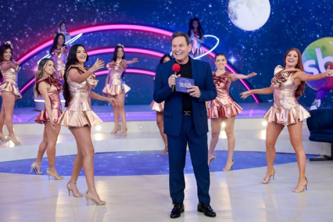 Após edições especiais, Viva a Noite retorna ao SBT como programa fixo