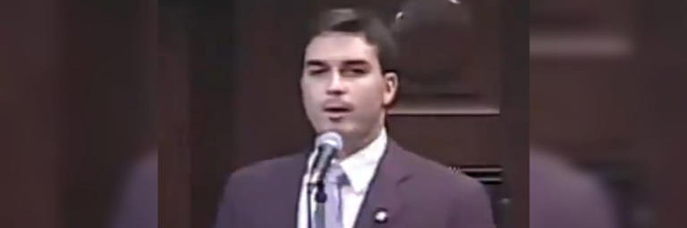 Vídeo: Flávio Bolsonaro faz defesa de milícias, chamando-as de “novo tipo de policiamento”
